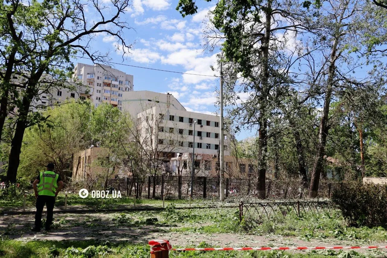 Дыры в стене, крыше и поврежденные дома: последствия атаки РФ в Святошинском районе Киева. Фото и видео