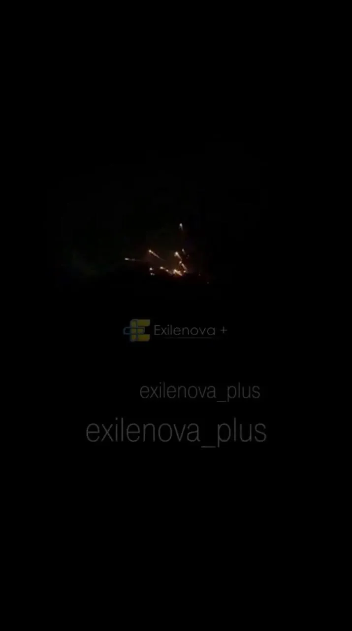 Под удар мог попасть военный эшелон РФ: в оккупированном Джанкое прогремели взрывы, произошел пожар. Видео