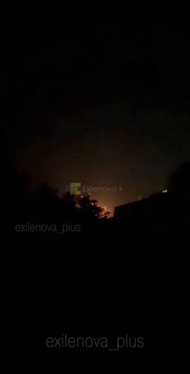 Под удар мог попасть военный эшелон РФ: в оккупированном Джанкое прогремели взрывы, произошел пожар. Видео