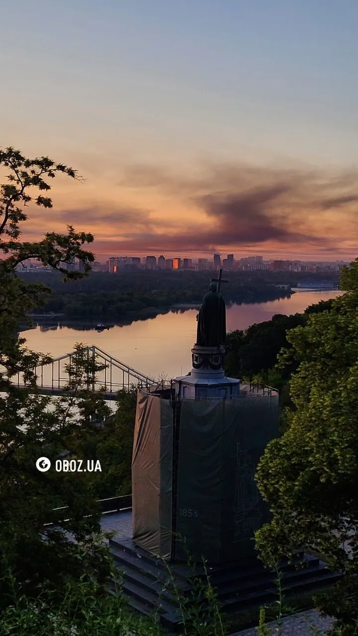 Над Киевом поднялся черный дым после российской атаки. Фото и видео