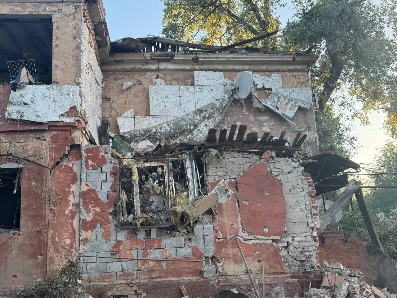 РФ атакувала Дніпро: 16 людей загинули, 42 поранені, серед жертв – діти. Фото та відео