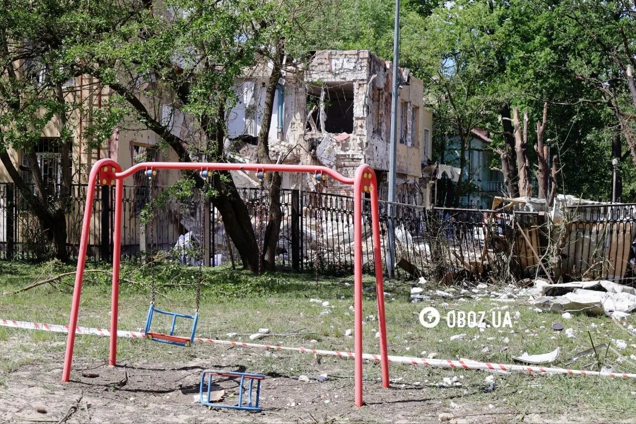 Дыры в стене, крыше и поврежденные дома: последствия атаки РФ в Святошинском районе Киева. Фото и видео