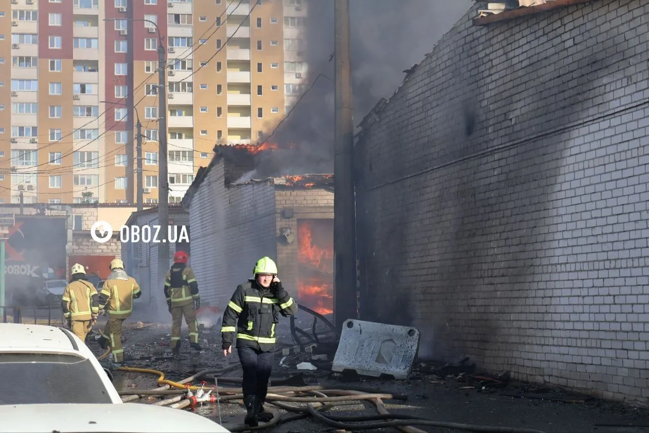 Понівечені авто, уламки скрізь і дим: наслідки удару РФ по Виноградарі в Києві. Фото і відео