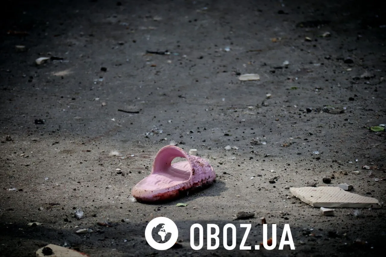 Обломки здания, выбитые окна и кровь на земле: последствия атаки РФ по ЖК в Киеве. Подробности, фото и видео