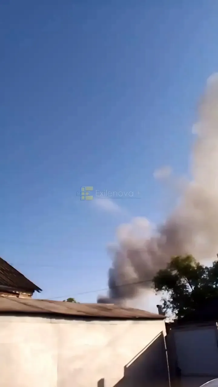 Под ударом был завод: в Белгородской области после взрывов произошел пожар, поднялся дым. Фото и видео