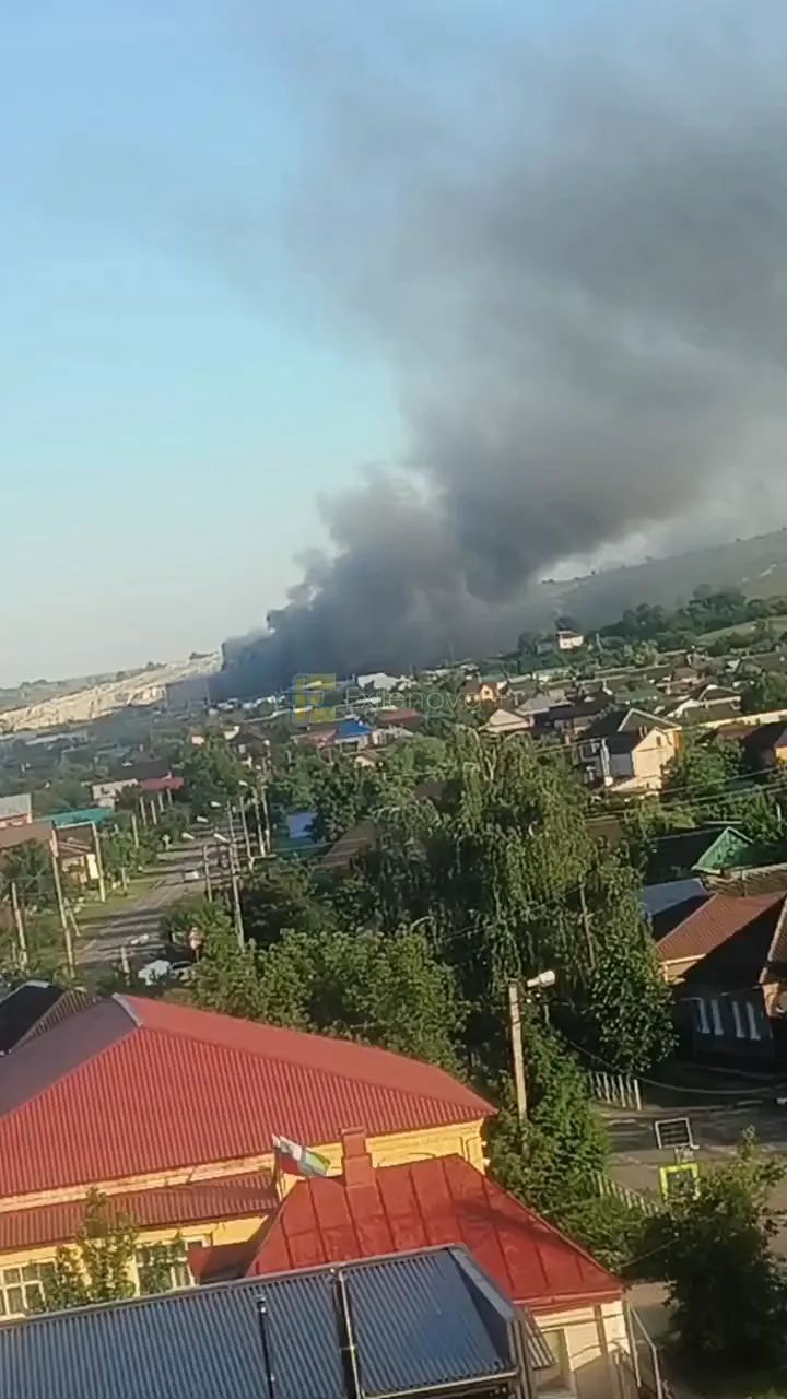 Под ударом был завод: в Белгородской области после взрывов произошел пожар, поднялся дым. Фото и видео