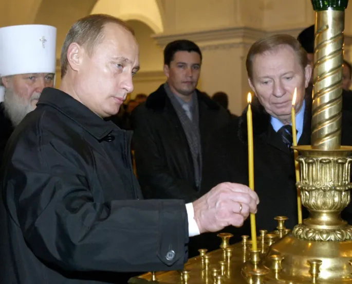 Путин в Успенском соборе в 2004 году.