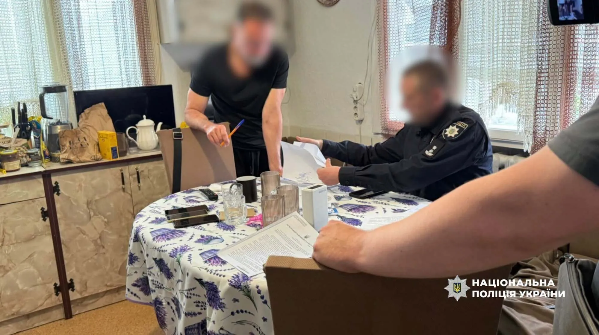 Шістьом учасникам злочинної групи повідомили про підозру.