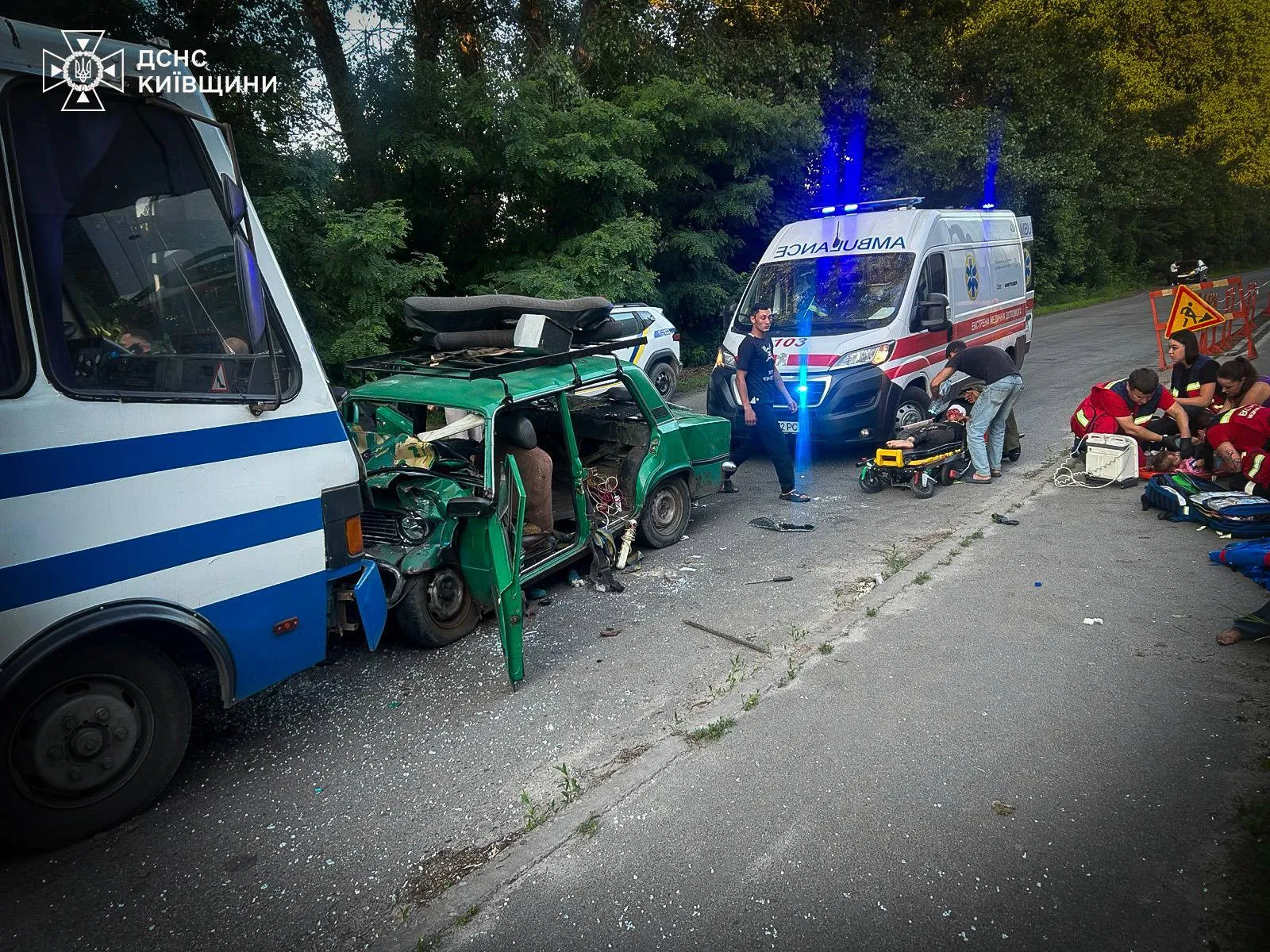На момент ДТП в легковому автомобілі перебували 12 осіб.