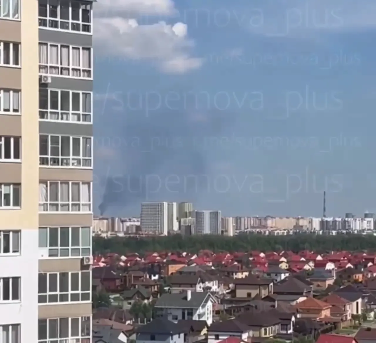 После атаки над городом поднимается дым