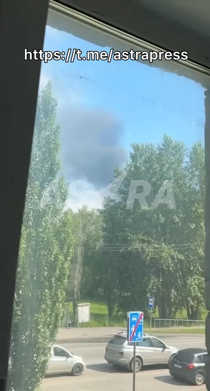 После атаки над городом поднимается дым
