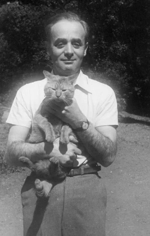 Єжи Ґедройць у саду будинку "на Корнею", 1950-ті роки.