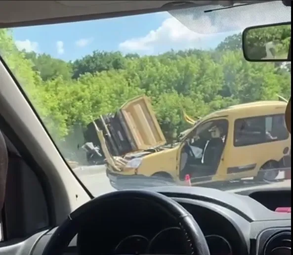 Грузовик протаранил легковой автомобиль.