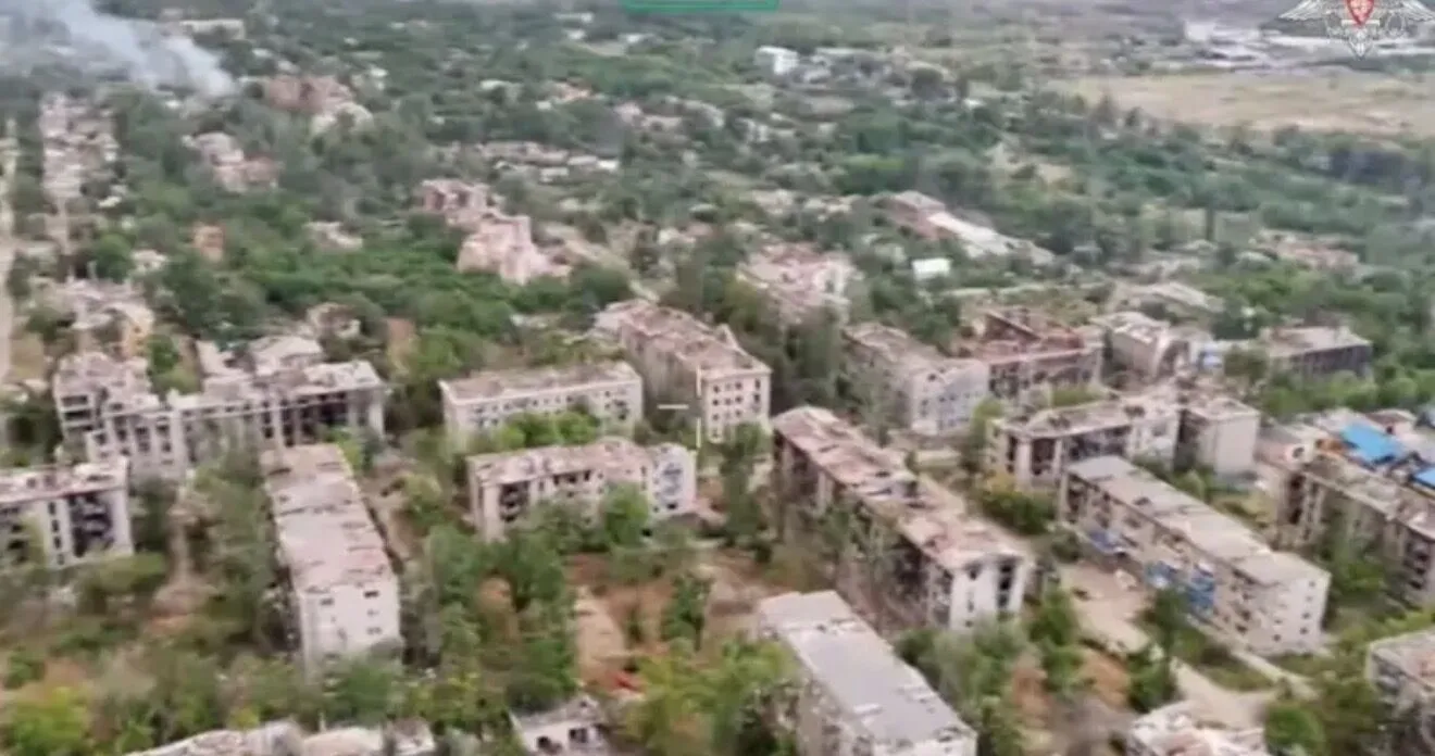 Кадр із російського відео: зруйновані та пошкоджені будівлі в Костянтинівці.