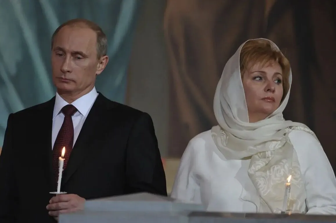 Премьер-министр России Владимир Путин с супругой Людмилой Путиной во время пасхального богослужения в храме Христа Спасителя в Москве.