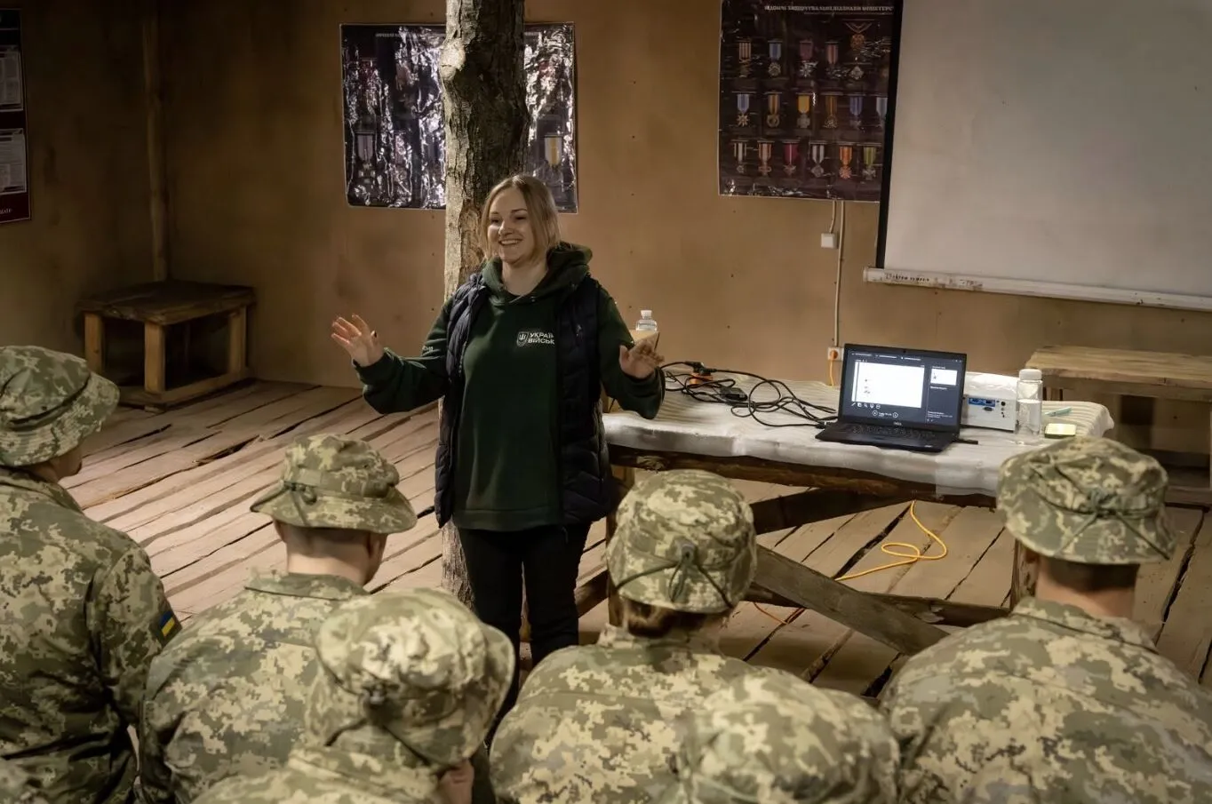 Военные и омбудсмен Ольга Решетилова.