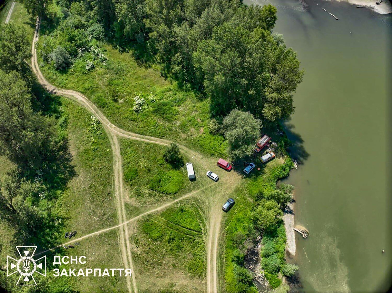 Водолази обстежують річку.