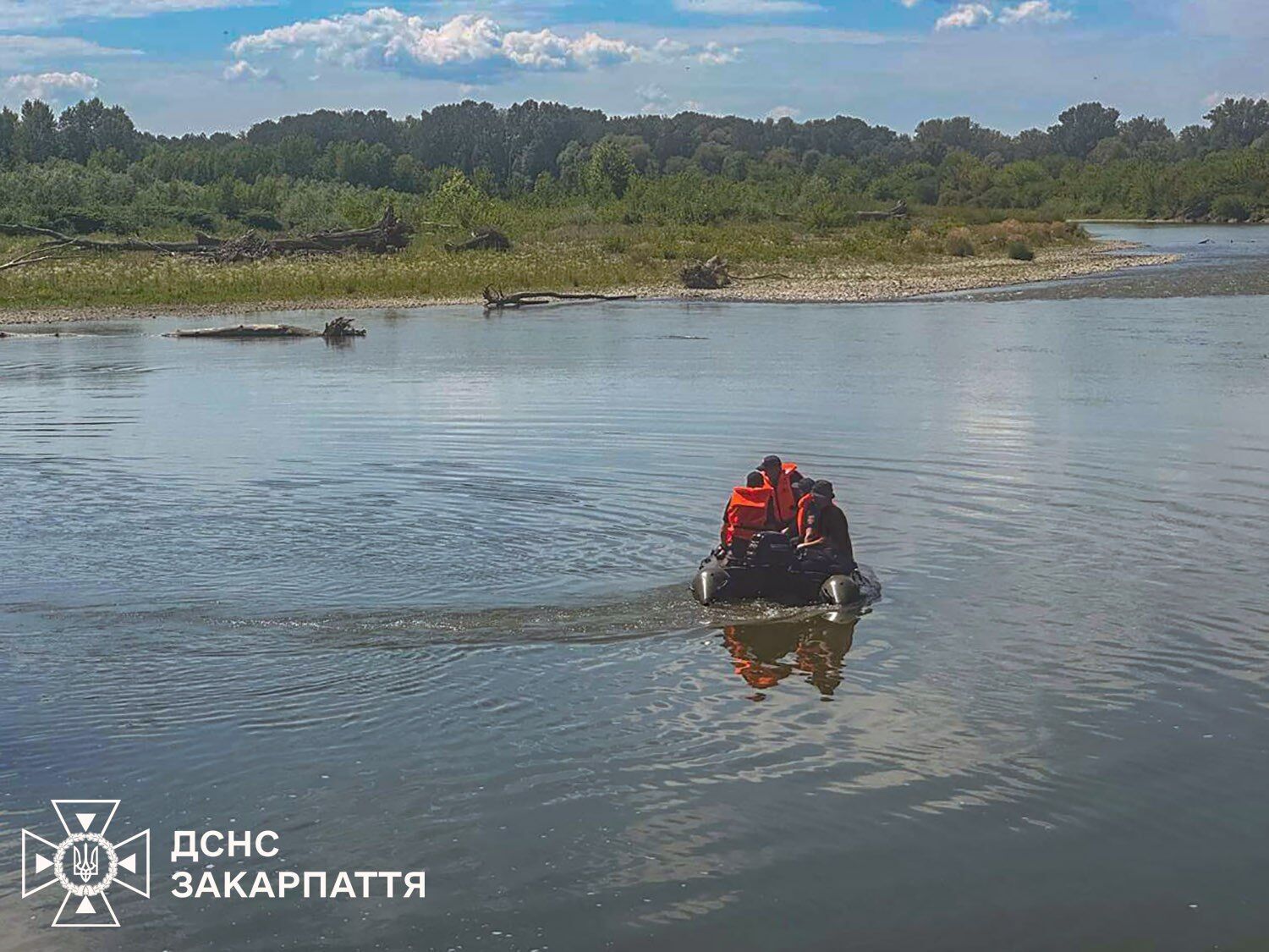 Водолази обстежують річку.