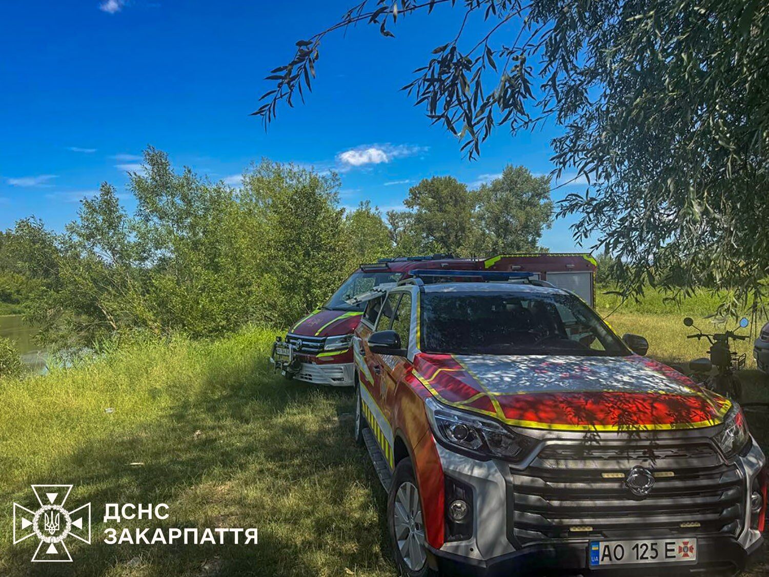 Водолази обстежують річку.