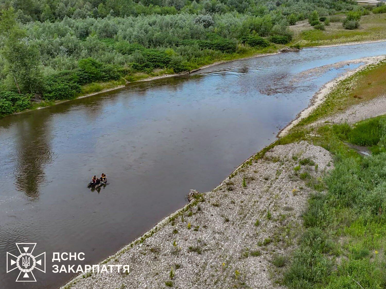 Водолази обстежують річку.