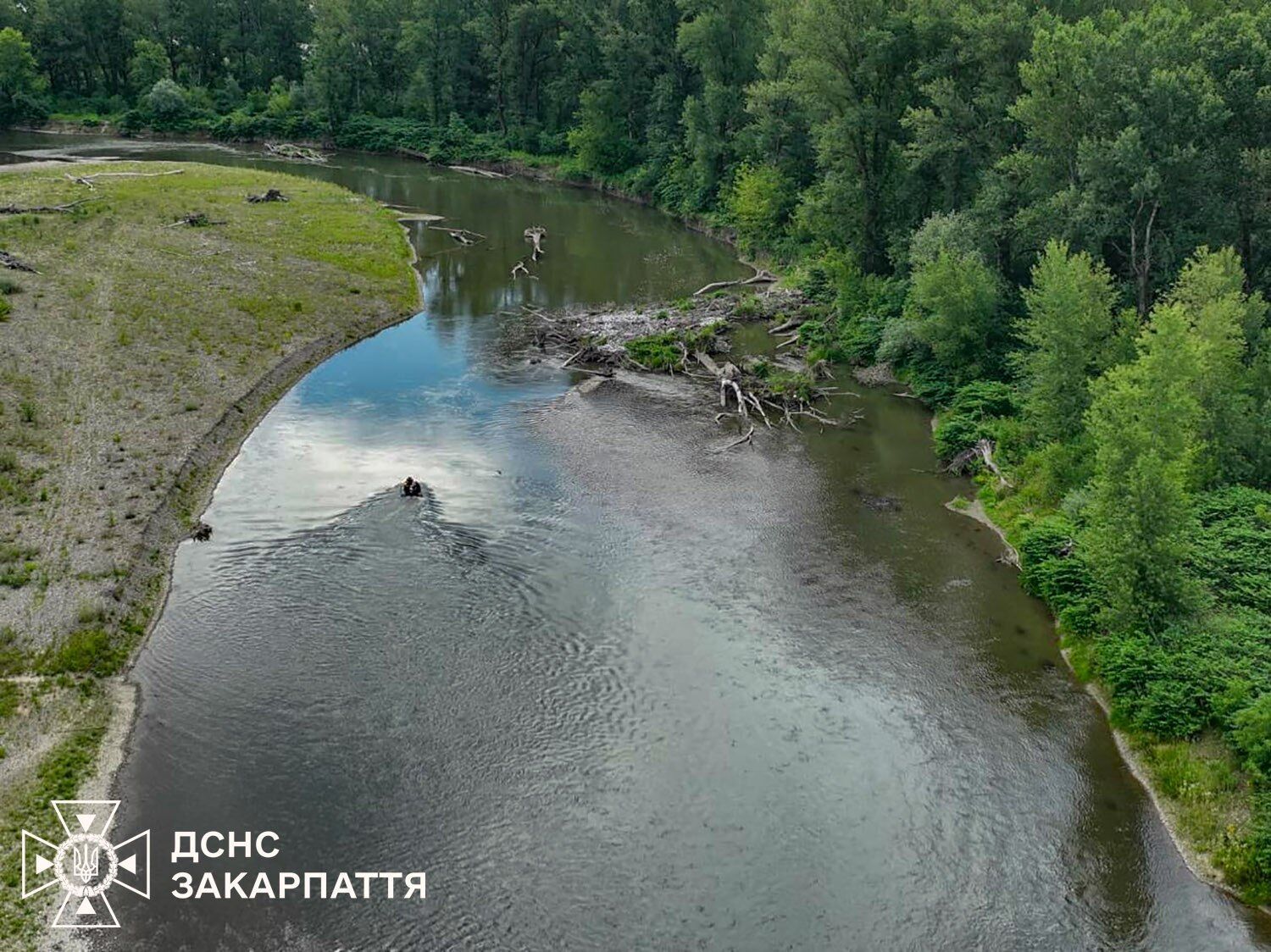 Водолази обстежують річку.