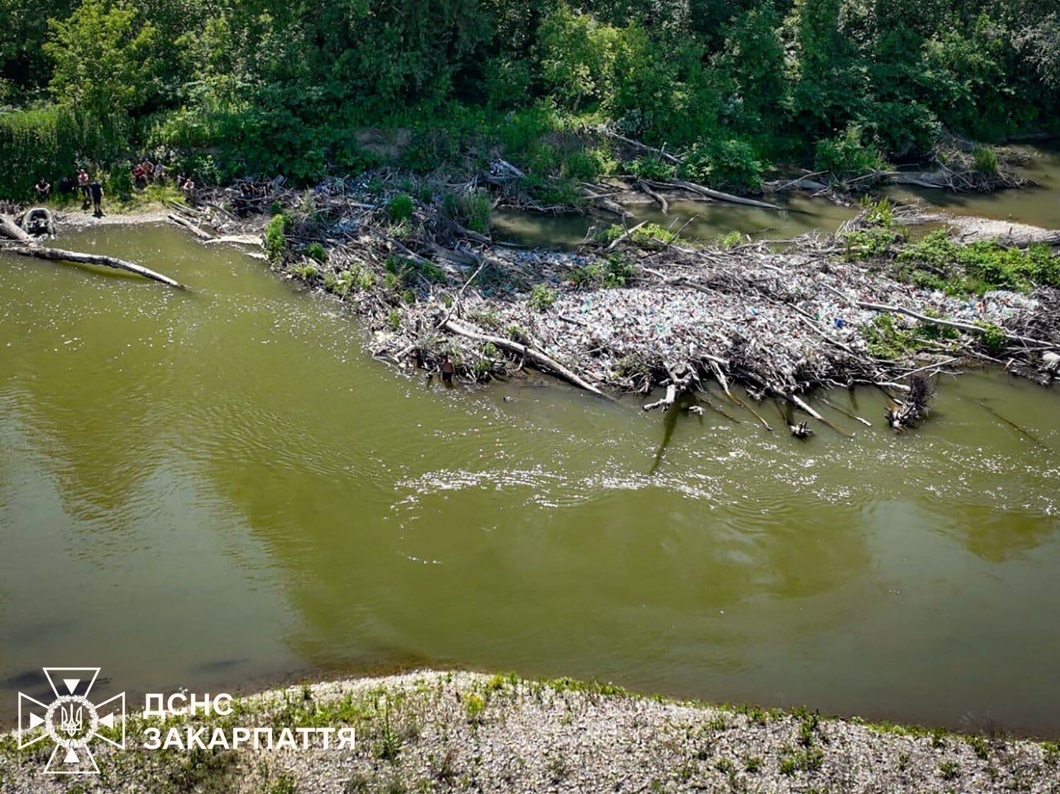 Водолази обстежують річку.