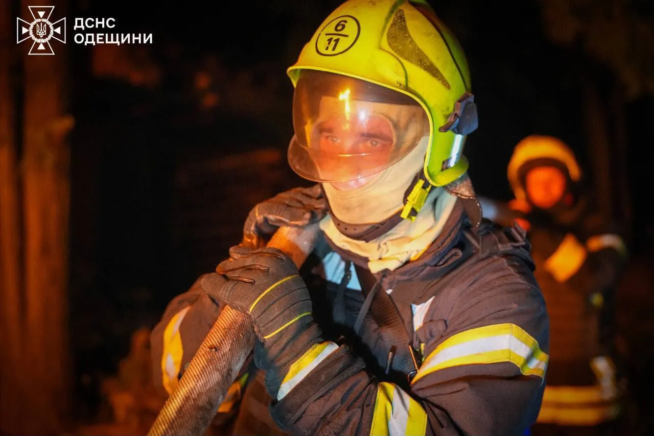 Рятувальники Одещини на місці ворожого ракетного удару