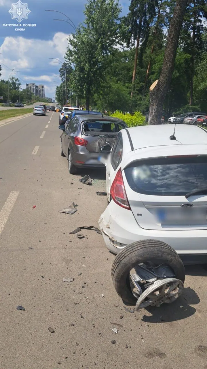 В Киеве пьяный водитель устроил массовое ДТП.