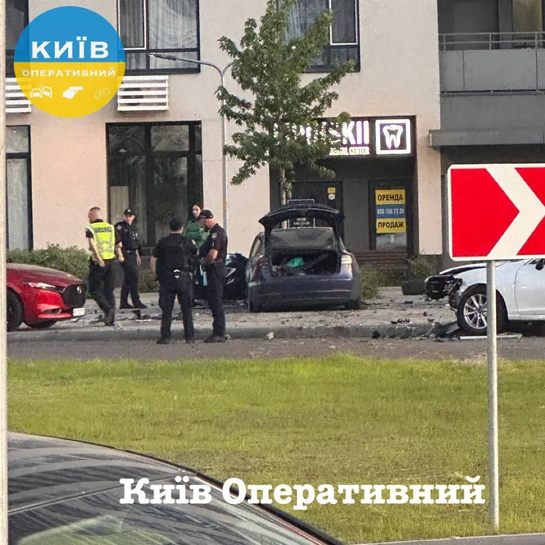 У Києві п’яний підліток за кермом Tesla влаштував масову ДТП.