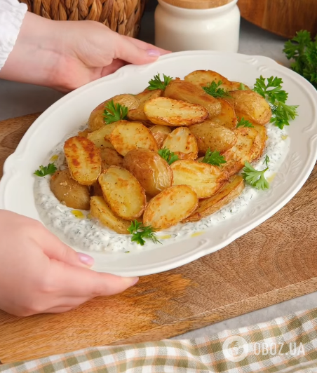 Самый вкусный запеченный картофель: подавайте с йогуртовым соусом