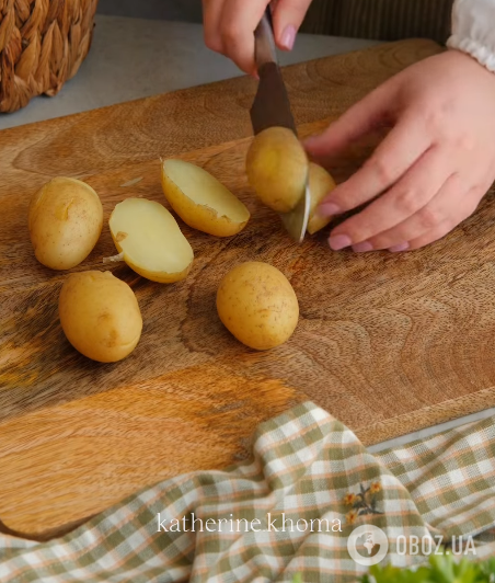 Самый вкусный запеченный картофель: подавайте с йогуртовым соусом