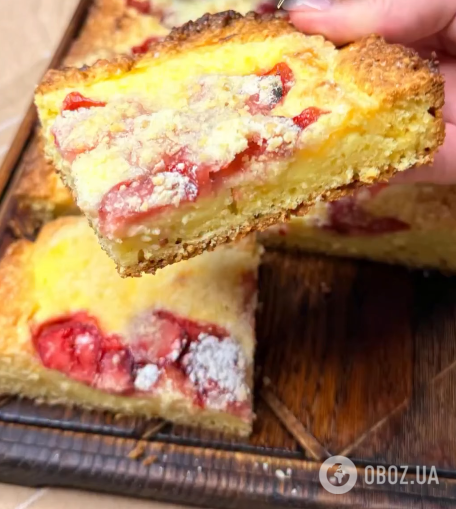 Вкусный пирог с творогом и клубникой к чаю: готовится за считанные минуты
