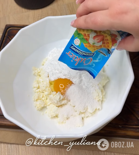 Вкусный пирог с творогом и клубникой к чаю: готовится за считанные минуты