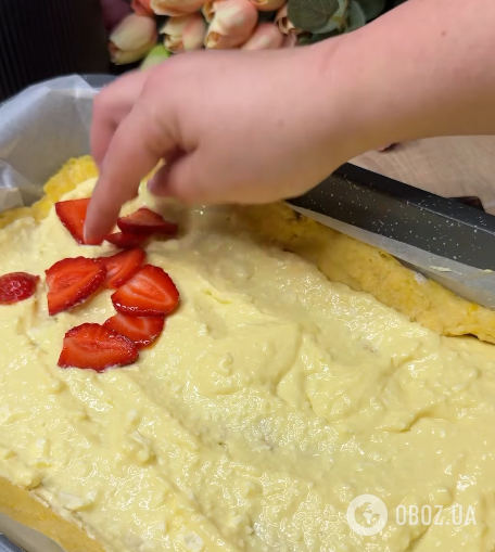 Вкусный пирог с творогом и клубникой к чаю: готовится за считанные минуты