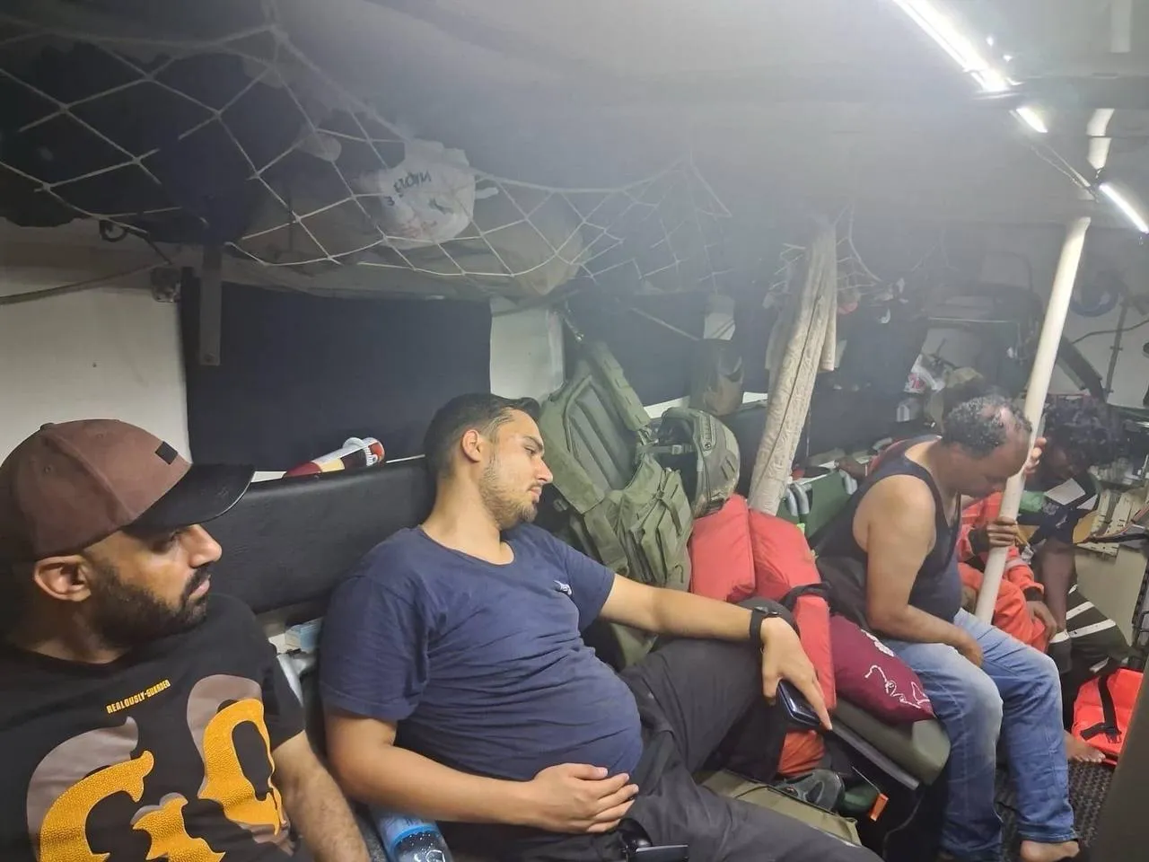 На борту перебували дев'ятеро членів екіпажу