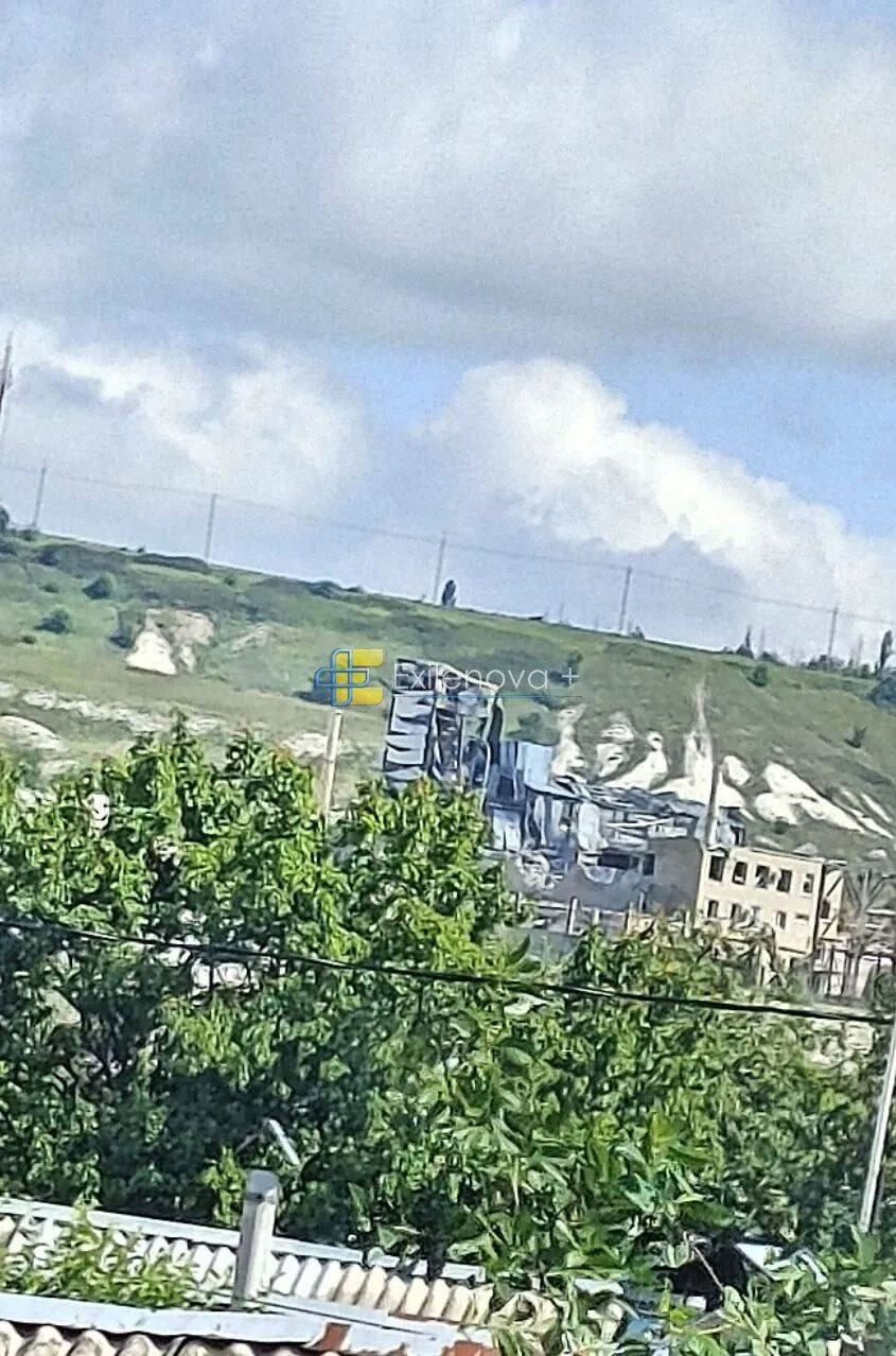 Над заводом здіймається дим