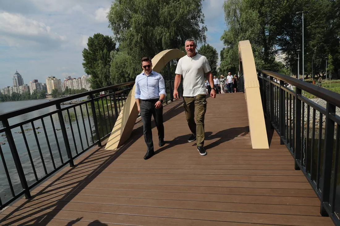 В Киеве открыли Вильнюсский сквер и новый пешеходный мост на Оболони
