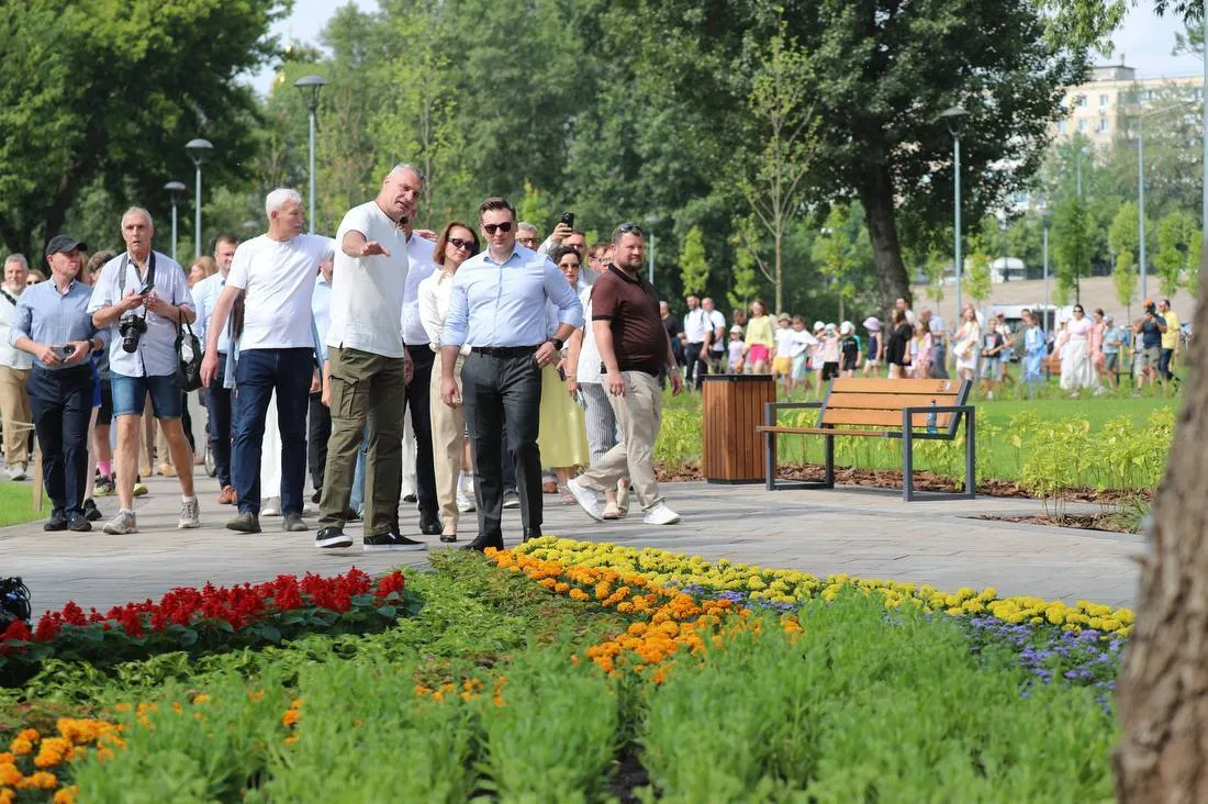 В Киеве открыли Вильнюсский сквер и новый пешеходный мост на Оболони