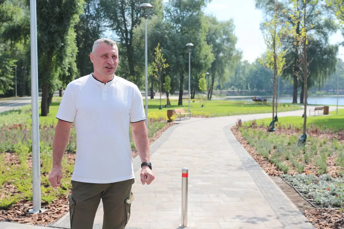 В Киеве открыли Вильнюсский сквер и новый пешеходный мост на Оболони