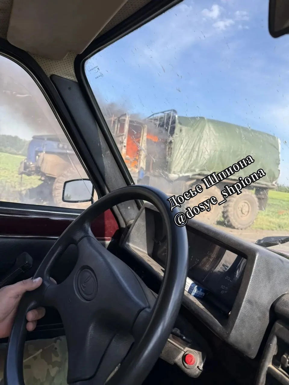 На трассах вокруг Мариуполя горит техника