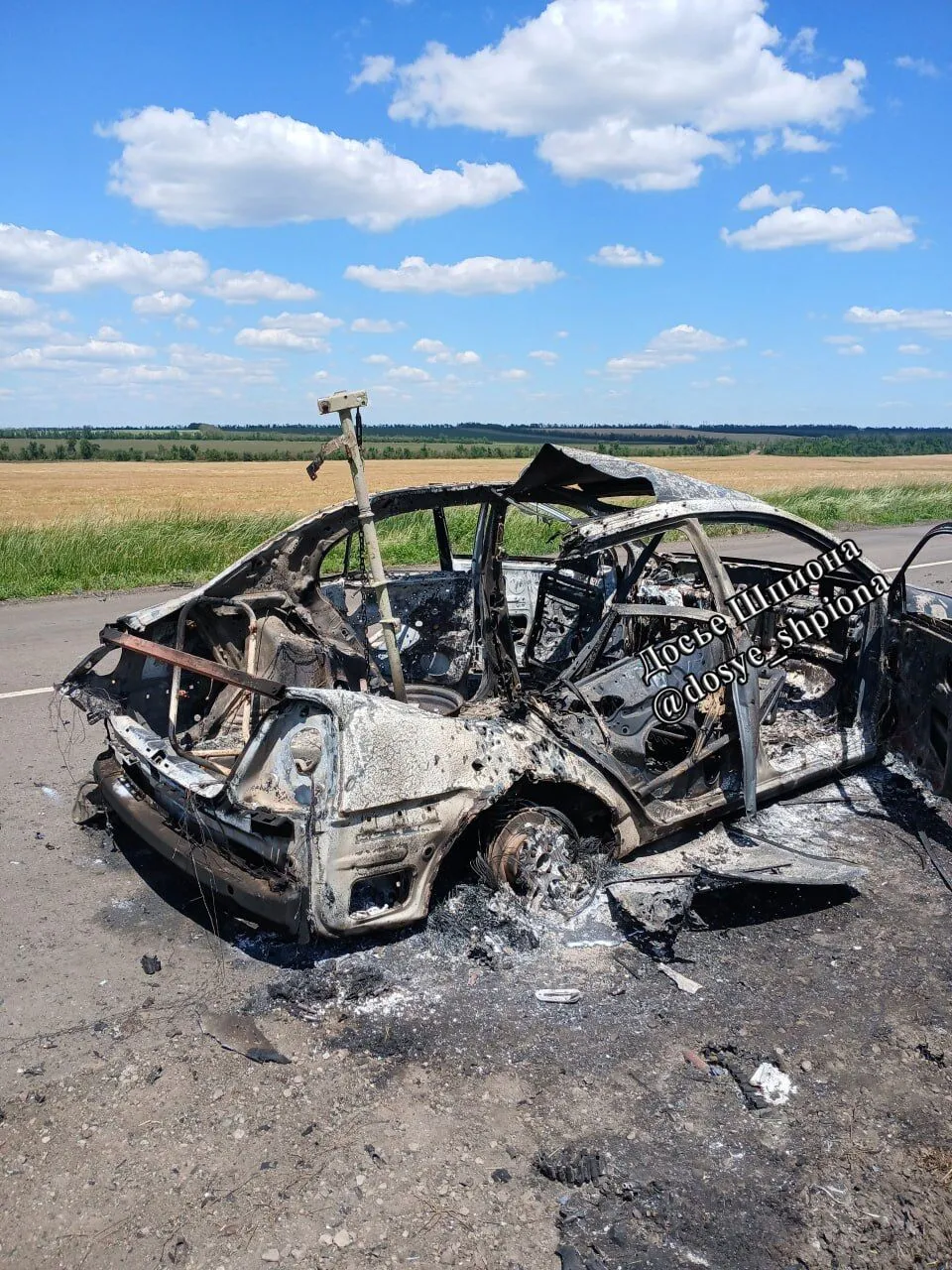 На трассах вокруг Мариуполя горит техника