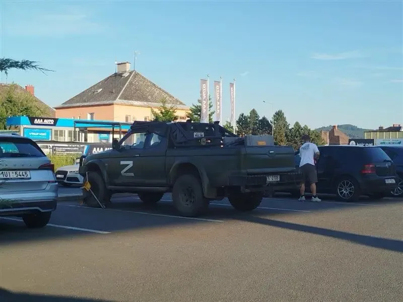 Пікап із літерами Z.