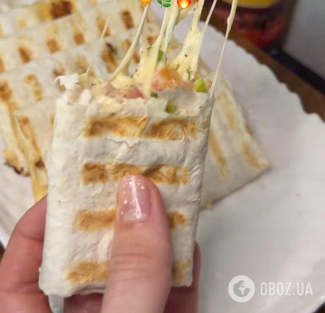 Сытный лаваш с сыром, помидорами и зеленью: идеальный вариант для завтрака или перекуса