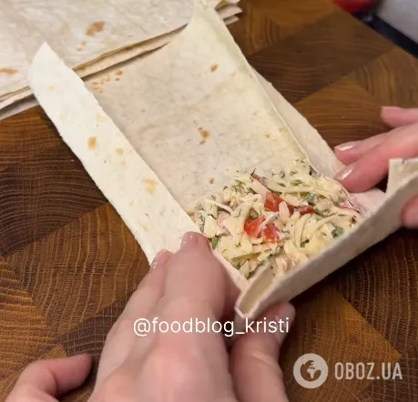 Сытный лаваш с сыром, помидорами и зеленью: идеальный вариант для завтрака или перекуса