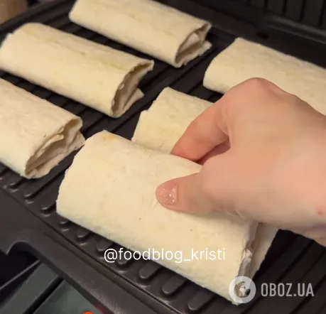 Сытный лаваш с сыром, помидорами и зеленью: идеальный вариант для завтрака или перекуса