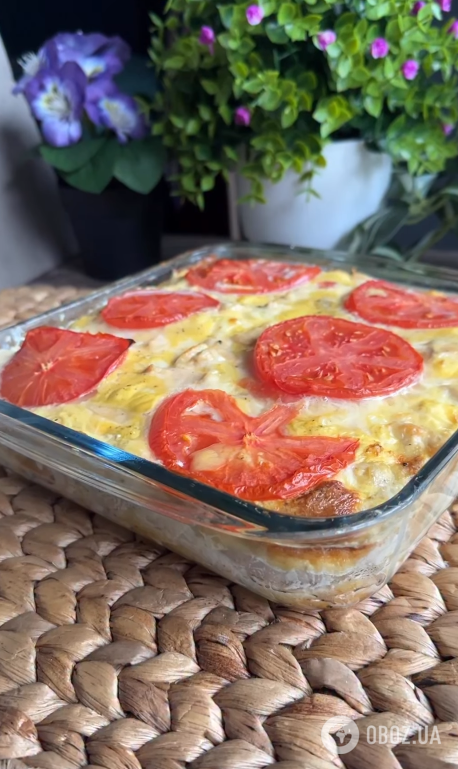 Сытная кабачковая запеканка на обед: добавьте куриное филе, помидоры и много сыра