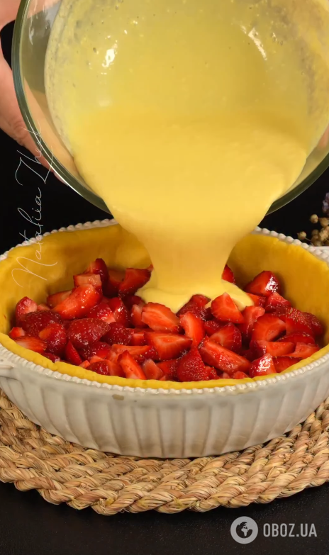 Вкусный заливной пирог с клубникой к чаю: как приготовить в домашних условиях
