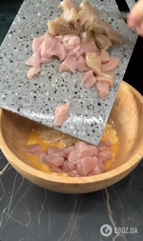 Сытная кабачковая запеканка на обед: добавьте куриное филе, помидоры и много сыра