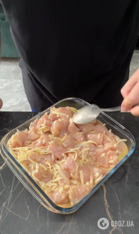 Сытная кабачковая запеканка на обед: добавьте куриное филе, помидоры и много сыра