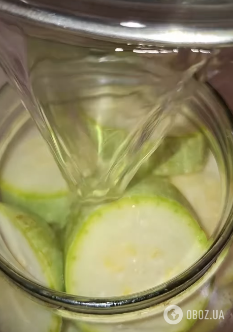 Как вкусно замариновать кабачки: рецепт с листьями вишни, укропом и чесноком
